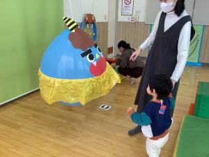 大きな鬼の風船を見ています