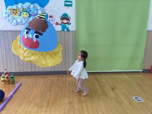 風船の鬼を触っています