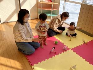 鬼のけん玉とマラカスで遊んでいます