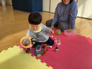 鬼の口に恵方巻を入れています