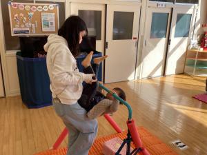 逆上がりの練習をしています