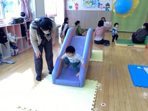 すべり台を滑っています