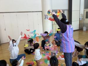 お花紙のシャワーが降ってきました