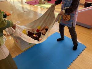 はじめての布ブランコに挑戦しています