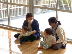 親子同士で自己紹介をしています