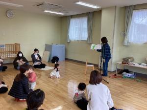 みんなで絵本を見ています