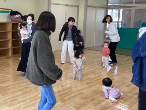 みんなで音楽に合わせて歩いたり走ったりしています。