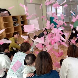 お花紙をうちわであおぐと紙吹雪がおきました