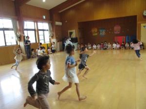 ホールで体を動かして遊んでいる写真