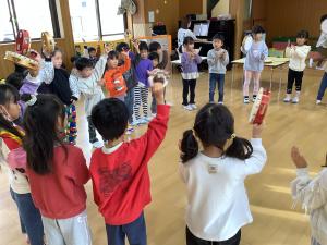 楽器で遊んでいる写真