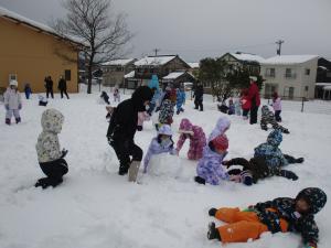雪の上で寝ている写真