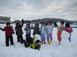 雪の中で集合写真