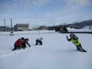 雪にダイブしています