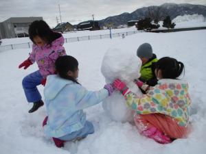 雪だるまを作っています
