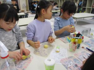 紙粘土でドーナツづくり