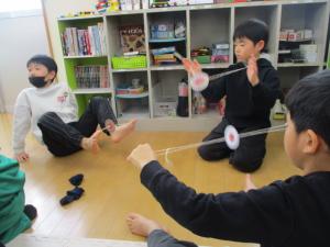 びゅんびゅんごまで遊んでいます