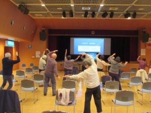 気功で身体を動かしている写真