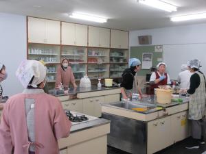 味噌づくりをしている受講生の写真