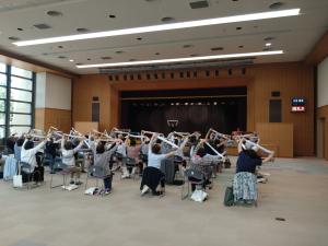 健康体操をする学生の画像