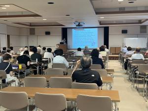 山車に関する講義を受けている学生の画像