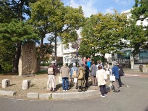 松原公園を見学している学生の画像