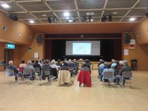 健康教室で講師の話を聴く受講生