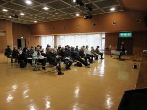 睡眠の話を真剣に聴く受講生