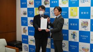 答申書を渡している様子