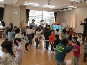 歌やダンスを楽しんでいます