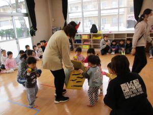 職員が持ったカゴに玉入れ