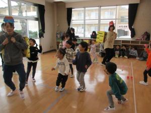 職員が背負ったカゴに玉入れ