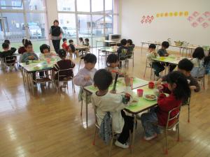 ひなまつり会食を楽しんでいます