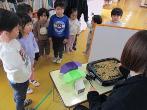 豆を炒っています