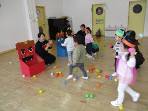 豆まきゲームをしています