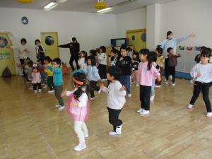 節分の踊りを楽しんでいます