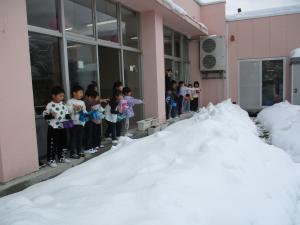 豆をまいています