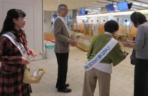 ミニブーケ配布の様子