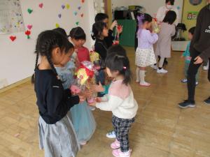 こもも組、ばなな組からプレゼントを渡しています