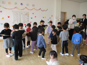 すいか組、みかん組からプレゼントを渡しています