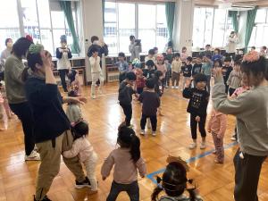 全園児で節分の踊りを踊っています