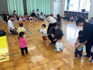 豆に見立てたカラーボールを鬼の箱の中に入れています