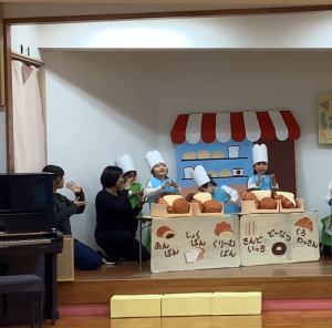 いちご組はパン屋さんごっこをしました