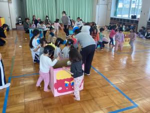 鬼の大きな箱の中に紅白玉を入れています