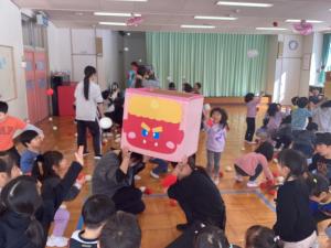 大きいクラスの子どもは鬼の箱を高くして、玉入れのように玉を入れています