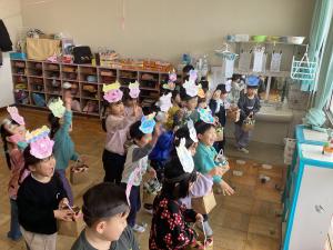 部屋からも豆をまいています