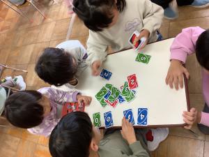 友達同士でカードをして遊んでいます