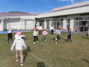 ドッジボールをしています