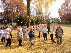 落ち葉で遊んでいます