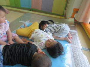 ウォーターベットに寝転んでいます