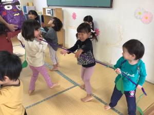 芋掘りごっこをしています